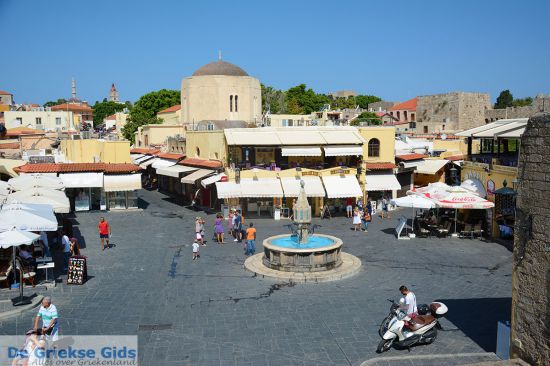 Hippocratos Plein met fontein in Rhodos stad